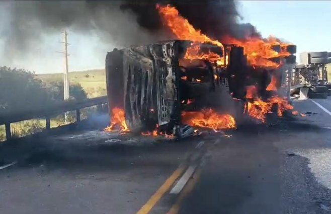 Camión se prendió fuego en Cerro Largo y su conductor murió calcinado; uno de los seis accidentes del fin de semana.