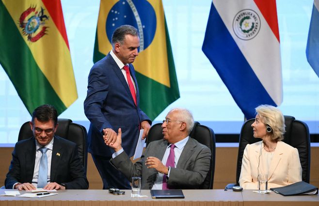 Foto: AFP. Yamandú Orsi en Asunción, Paraguay.