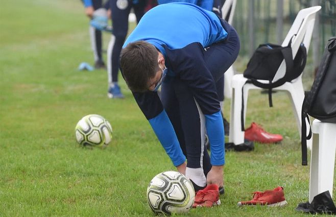 jugador-toque-tapabocas.jpg