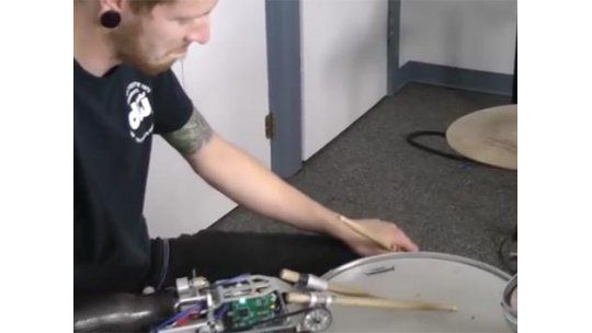 Gracias a una prótesis baterista manco toca a tres brazos