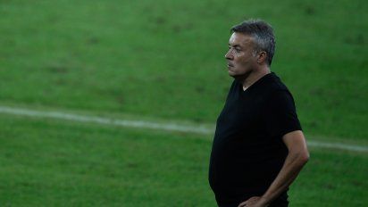 flamengo gana al santos en un polemico partido con un gol de gabigol