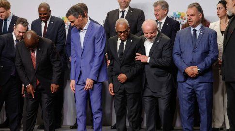 Orsi posa en para la foto junto a Lula, Pedro Sánchez y otros mandatarios. Foto: AFP