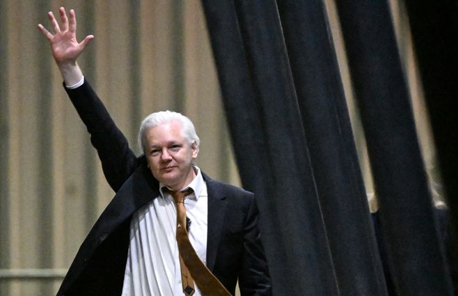 Assange en el aeropuerto. Foto: AFP
