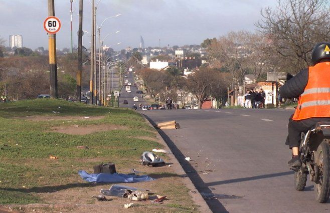 Pedazos de la moto tras el accidente en General Flores y Saravia. Foto: Subrayado.