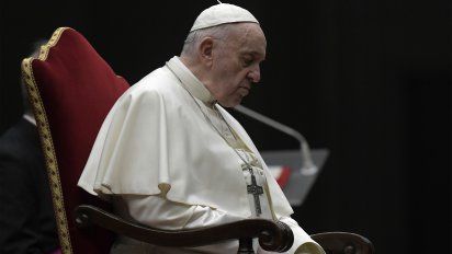 en soledad, el papa francisco celebra el via crucis en la plaza san pedro