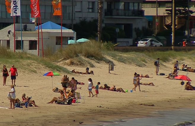 playa-verano-gente-cancer-de-piel.jpg