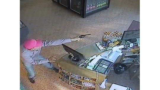 Menor que asaltó y baleó a panadero fue entregado a su madre