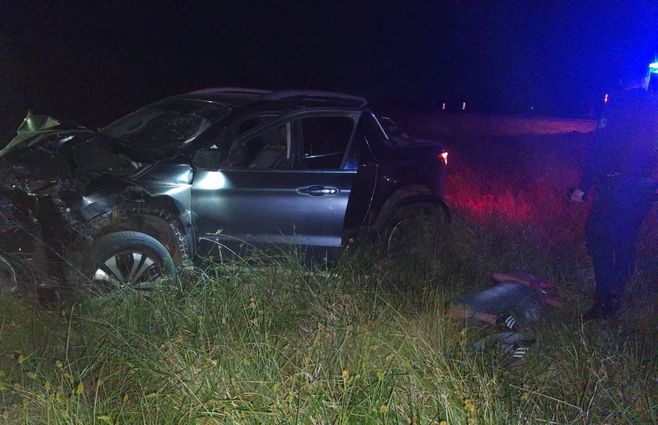 Foto: Policía de Salto. Camioneta chocada y sospechoso arrestado.