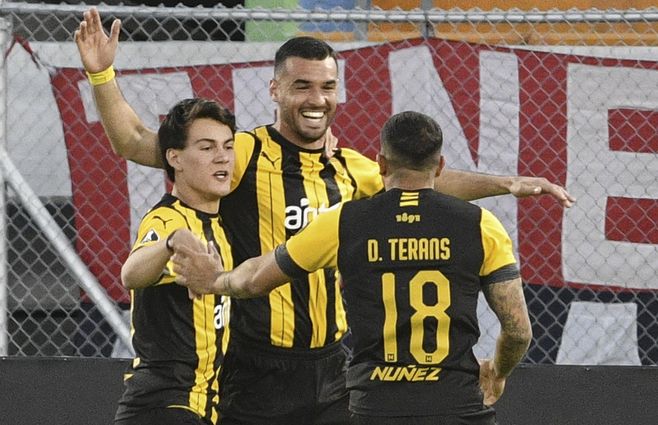 Tito Formilaino celebra su gol a los 3. En ese momento Peñarol tuvo la oportunidad de manejar los tiempos del partido en los 2.700 metros de Cochabamba