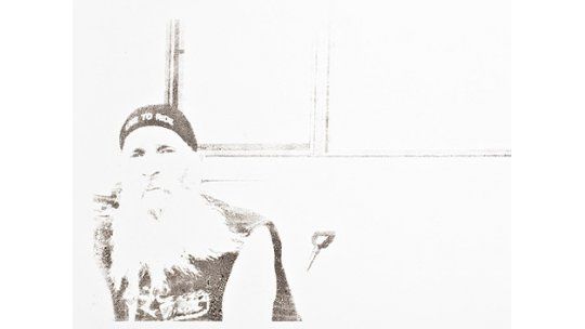 Artista exhibe cuadros pintados con las cenizas de su padre en NY