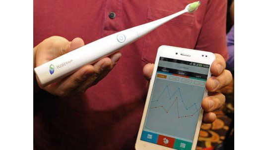Insólito: crean el primer cepillo de dientes conectado a Internet