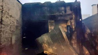 investigan incendio en una casa allanada horas antes por la policia