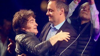 Foto: AFP. Manuel Adorni acompañado de Javier Milei.