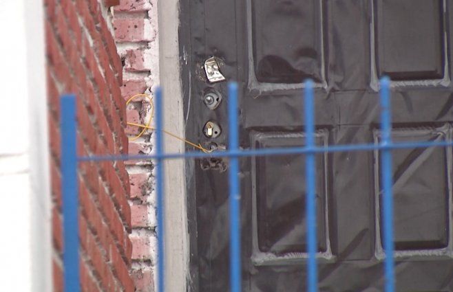 Los homicidas rompieron la puerta principal para ingresar a la vivienda que funcionaba como boca.