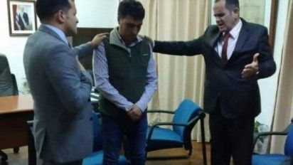 Lima recibiendo la bendición del pastor Valdir