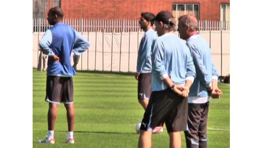 Uruguay entrena con equipo casi confirmado