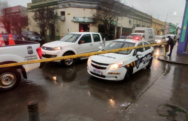 Foto: Subrayado. La calle está cortada desde la mañana en la cuadra de la Fiscalía. Policía establece un perímetro de seguridad. 