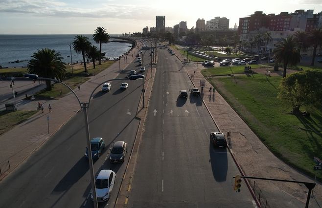 rambla-vehiculos-transito-montevideo.jpg