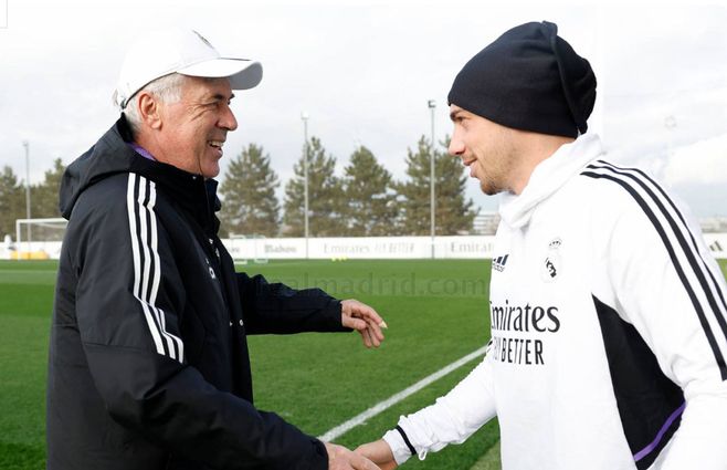 Federico Valverde saluda a Carlo Ancelotti en el regreso a los entrenamientos del Real Madrid. Foto: Antonio Villalba, oficial Real Madrid.