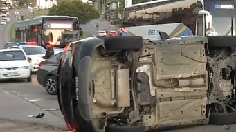 triple choque en avenida italia: vehiculo intento doblar y fue embestido; no hubo lesionados de gravedad