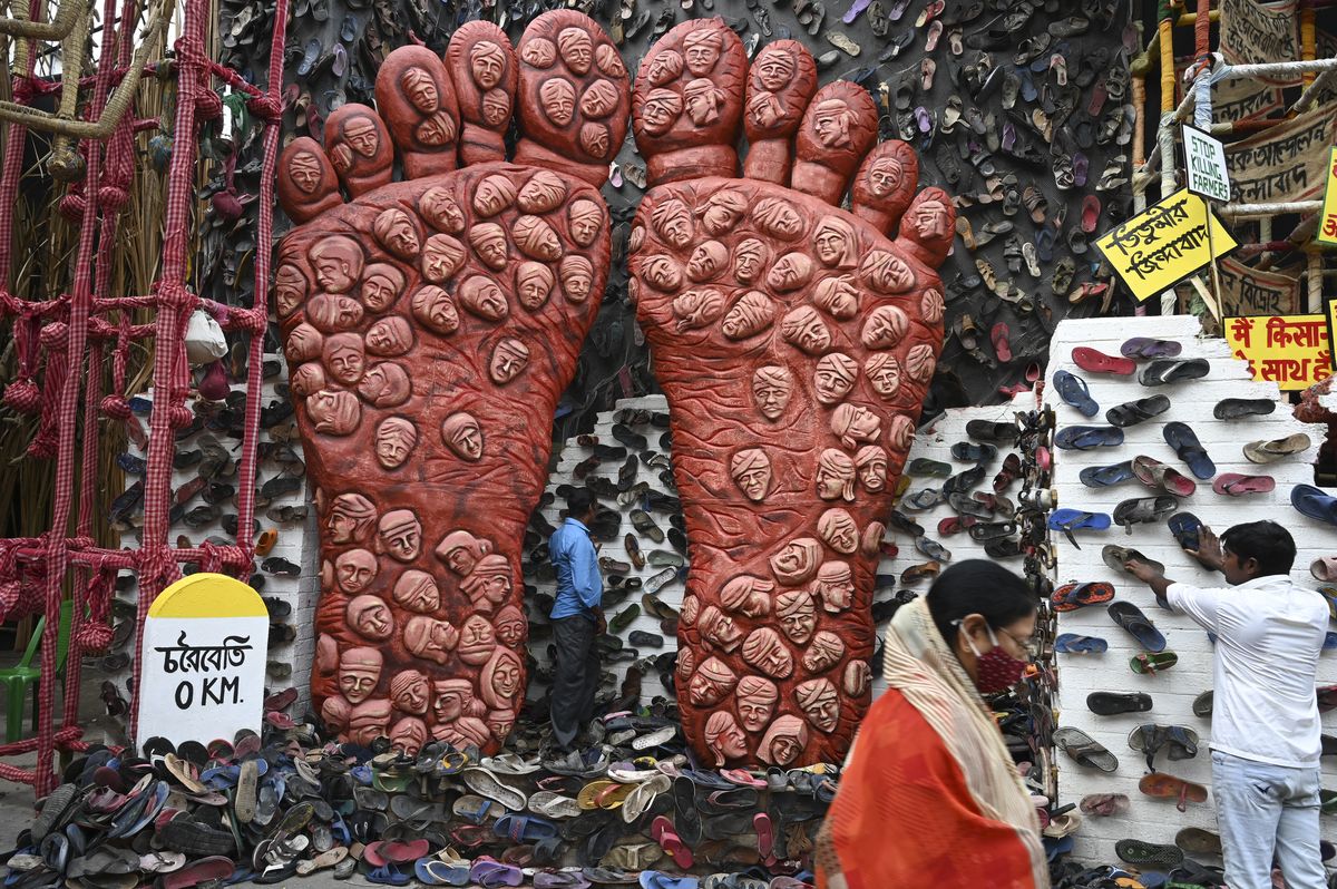 Trabajadores decoran un lugar de culto improvisado para Durga Puja, en apoyo a la protesta de los agricultores contra las reformas agrícolas del gobierno, en Calcuta, India.&nbsp;