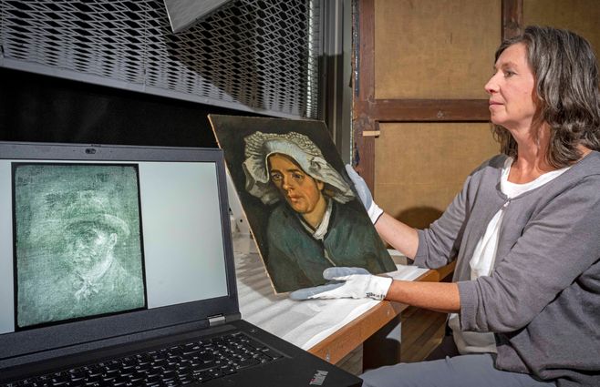 Los dos cuadros de Van Gogh, el de la campesina, y el autorretrato que pintó después en la parte de atrás del lienzo. (AFP).