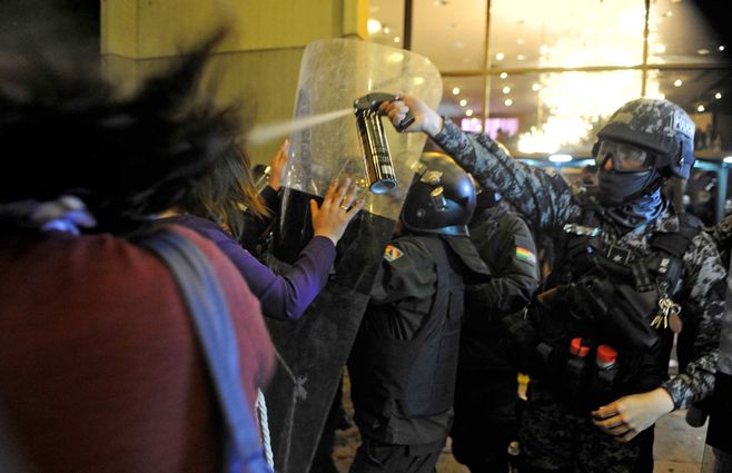 Bolivia-protestas-opositores-policía-AFP.jpg