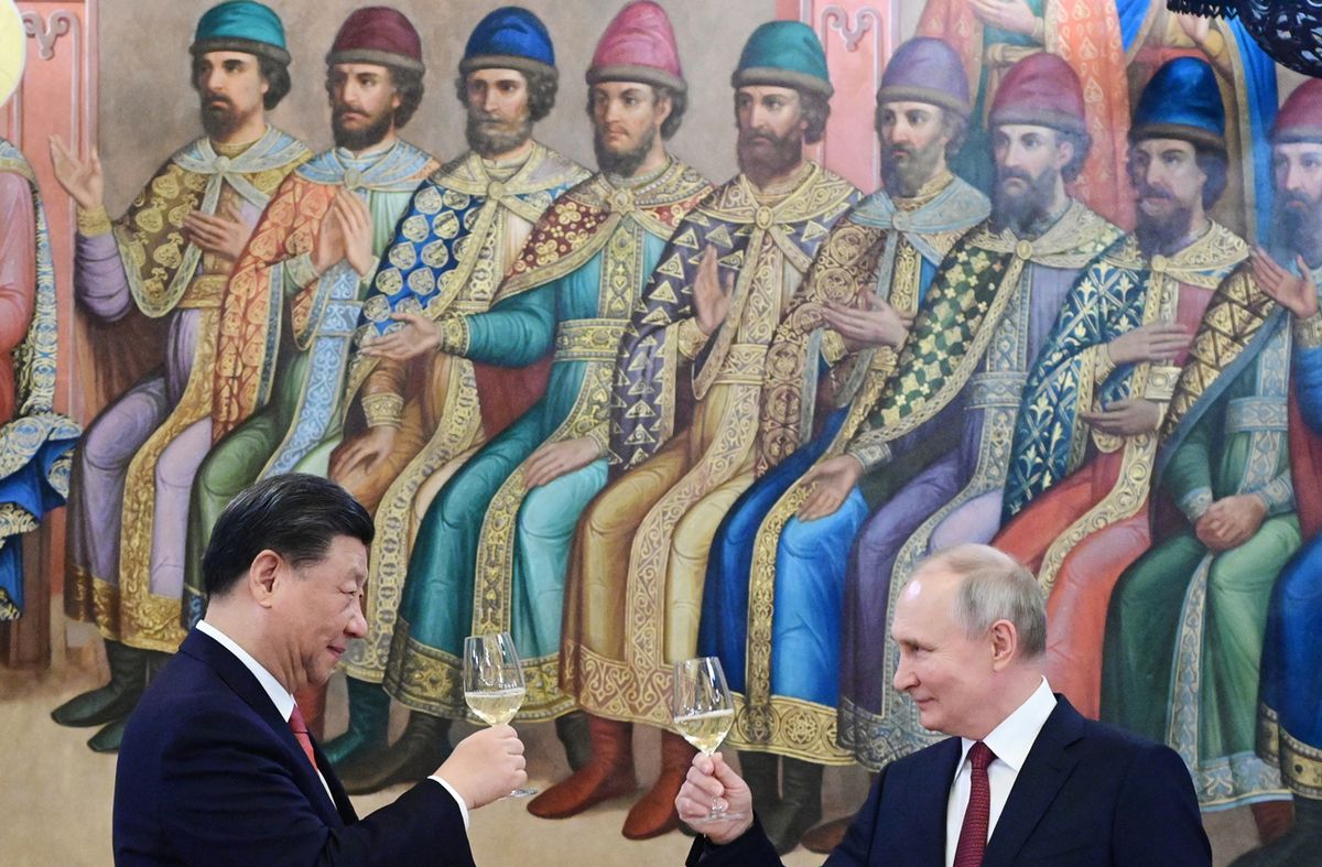 El presidente ruso Vladimir Putin y el presidente de China, Xi Jinping, brindan durante una recepción tras sus conversaciones en el Kremlin en Moscú el 21 de marzo de 2023.