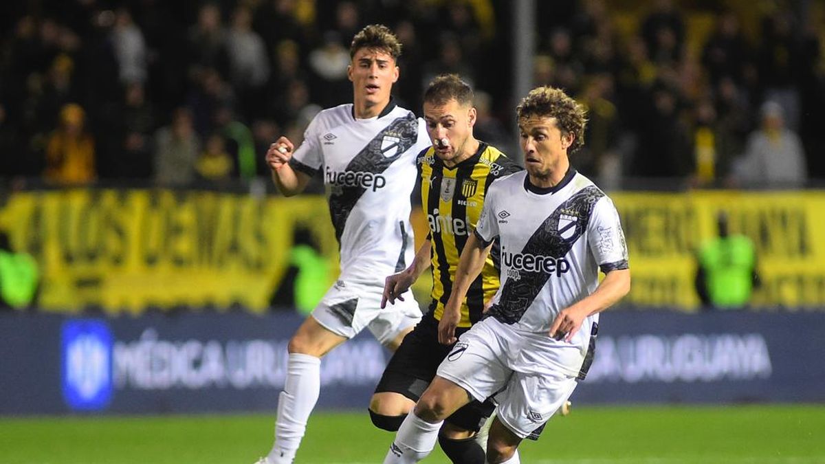 Danubio 2-1 Peñarol por el Clausura: el aurinegro dejó pasar otra