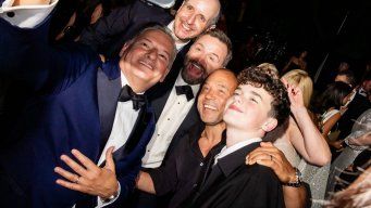 Los protagonistas de la serie Adolescencia, Stephen Graham (el padre en la serie) y Owen Cooper (el hijo), tomándose una foto en los festejos de los premios Emmy. Foto: AFP