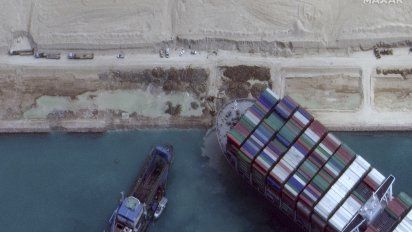 reanudan trafico por el canal de suez tras desencallar al portacontenedores ever given