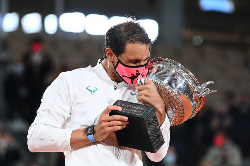 Ragael Nadal besa la copa Musketeers tras ganar la final de singles frente al servio Novak Djokovic
