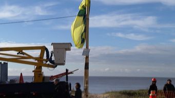 intendencia retiro banderas del partido nacional en la rambla ante riesgo de que cedieran las columnas
