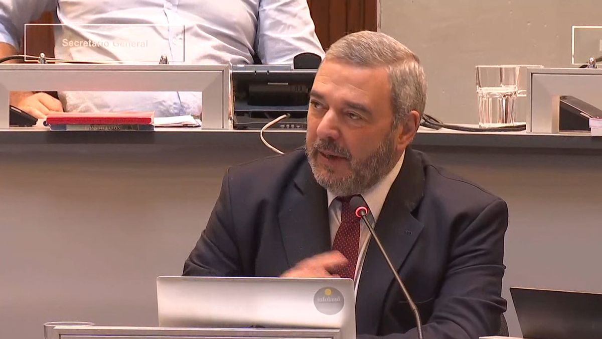 Bergara comparece ante la Junta de Montevideo por proyecto de movilidad; oposición presentó 41 preguntas