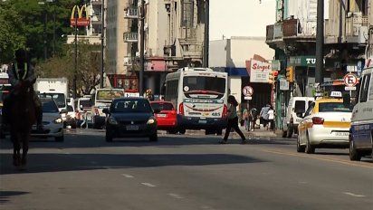 movilidad bajo 40% en tiendas, cine y restaurantes en un ano, segun informe de google