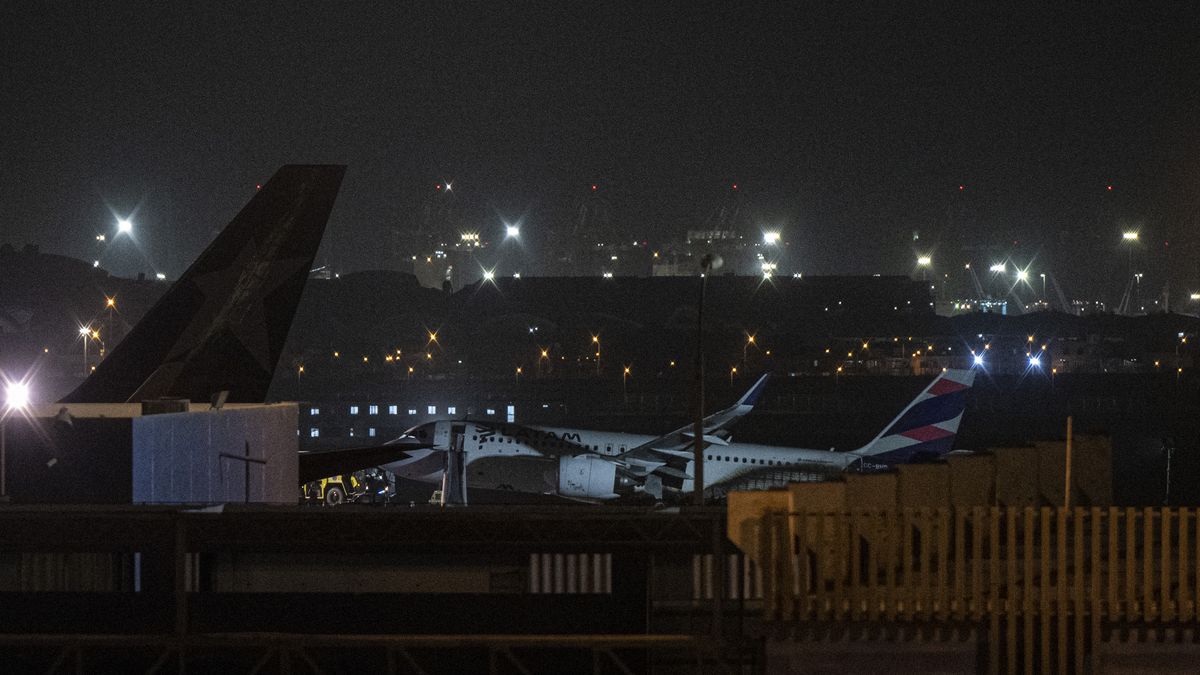 Aeropuerto de Lima permanece cerrado tras choque de un avión contra un