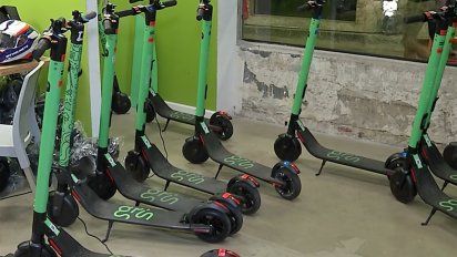 regulan el uso de monopatines: iran por calles o ciclovias, con casco y chaleco