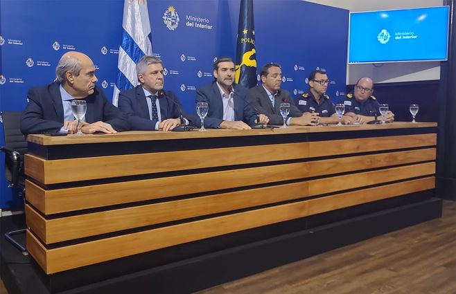 Foto: Conferencia del ministro del Interior, Nicolás Martinelli, y los presidentes de Nacional, Alejandro Balbi, y de Peñarol, Ignacio Ruglio, por el clásico del Apertura 2024.