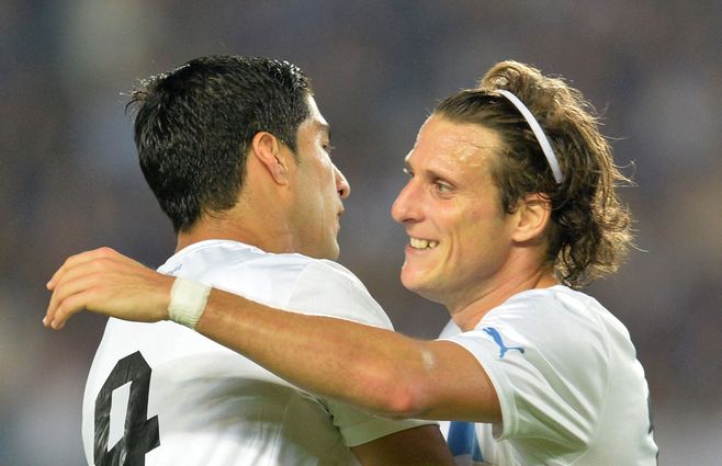 Diego Forlán y Luis Suárez. Foto: AFP