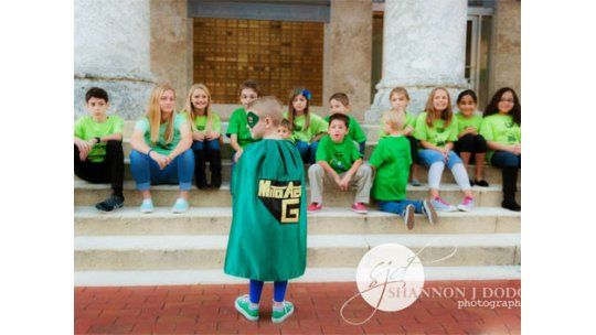 Niña escribió libro para reunir dinero y curar a su hermano