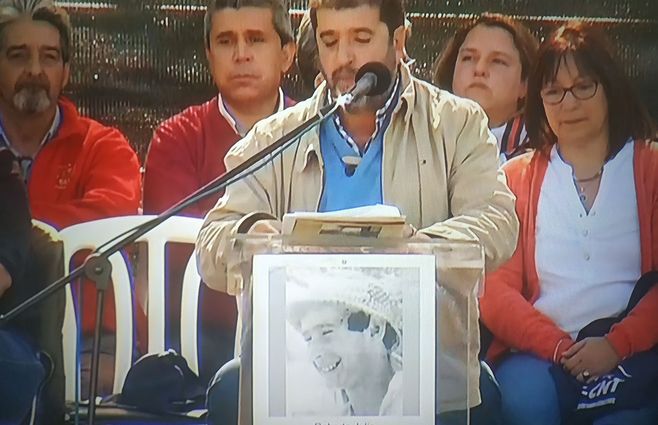 Fernando Pereira habla y debajo se ve el retrato icónico de Tito Gomensoro cuyo asesinato fue confesado hace poco por el represor José Nino Gavazzo ante un tribunal militar.&nbsp;