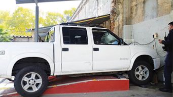 inspector de transito de paysandu quedo atrapado contra una pared por una mala maniobra durante un control