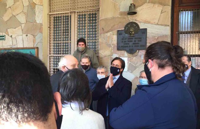 El presidente pide por favor a la prensa que le permitan hacer la recorrida en privado