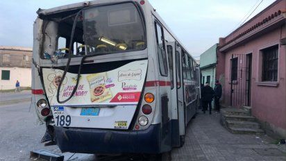 choque de un omnibus a otro dejo 7 lesionados y un auto danado
