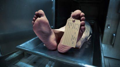 encuentran viva en una morgue a una mujer declarada muerta en sudafrica