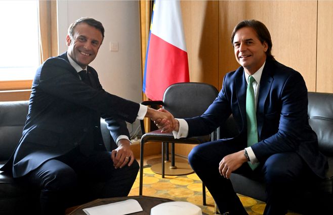 Lacalle Pou con Macron en Bruselas. Foto: AFP.