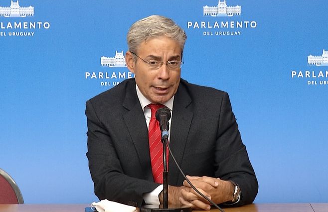Robert-Silva-en-el-parlamento.jpg
