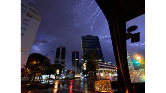 Advertencia naranja por tormentas fuertes en 13 departamentos