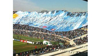 Convocan a teñir de celeste el Centenario en el partido ante Perú