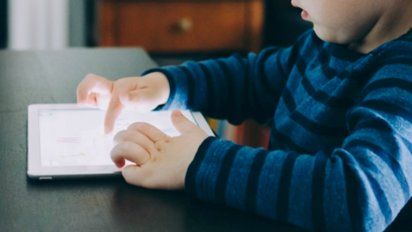 el cerebro de los ninos cambia por excesivo tiempo ante pantallas, segun estudio